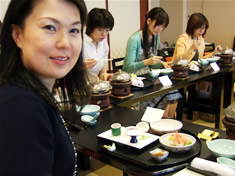 甲斐さん監修三楽園オリジナルランチで食事