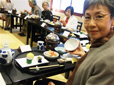 甲斐さん監修三楽園オリジナルランチで食事